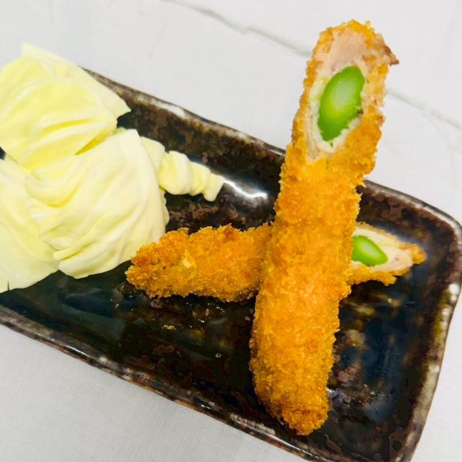 シャキシャキのアスパラを豚肉で巻いて揚げたアスパラ豚巻き揚げの写真