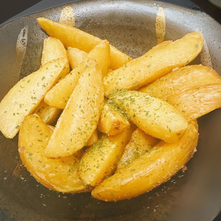 皮付きポテトにトリュフの香りをまとわせた一皿の写真