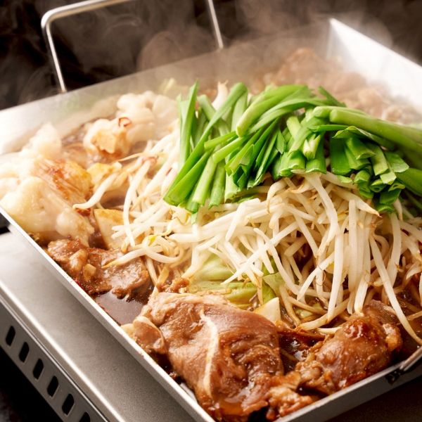 篝火別邸のホルジン鍋の写真。たっぷり野菜とジューシーなホルモンを特製タレで。