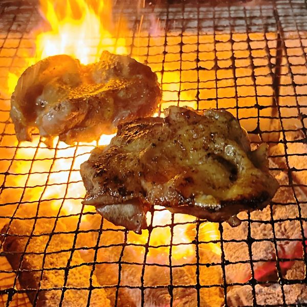 篝火別邸の親鳥炭火焼の写真。