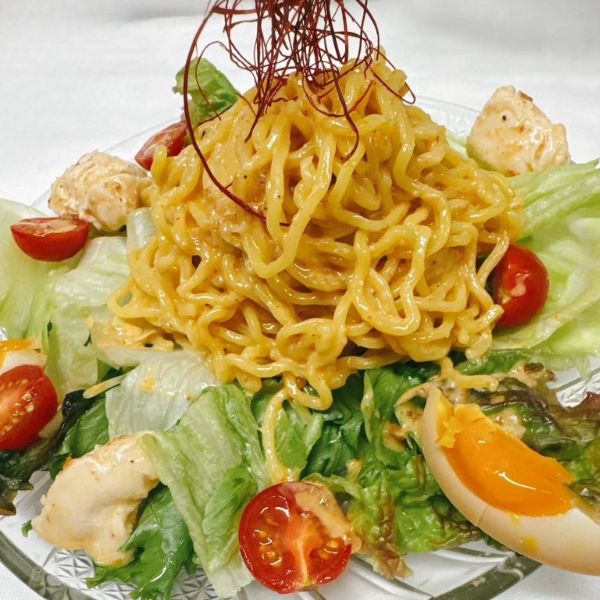 篝火別邸の特製ラーメンサラダの写真